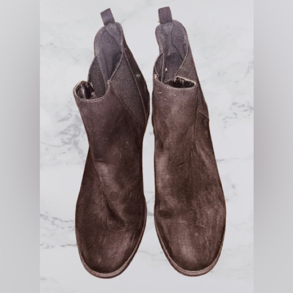 Woman’s size 11 slip on boots
